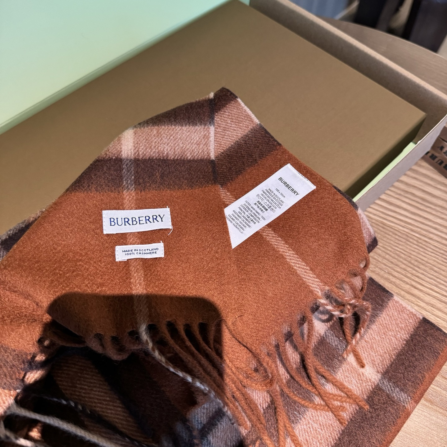 Burberry 巴宝莉 的不能再 了 颜色齐全 说不是 都没人信 每年都供不应求 只因为品质过硬 简单低调、 格纹 各位小主再看细节 这个绒感 这个印染 还真不是那些低俗货可以比的 价格不低但是底气十足 要好货的 聚集到这里来 保证你卖到心情飞起来～调皮