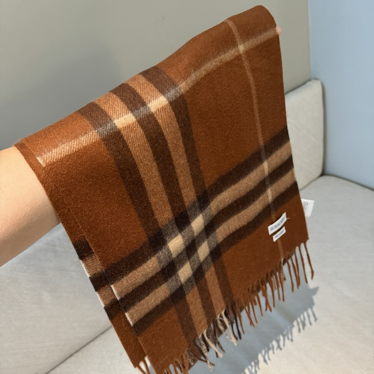 Burberry 巴宝莉 的不能再 了 颜色齐全 说不是 都没人信 每年都供不应求 只因为品质过硬 简单低调、 格纹 各位小主再看细节 这个绒感 这个印染 还真不是那些低俗货可以比的 价格不低但是底气十足 要好货的 聚集到这里来 保证你卖到心情飞起来～调皮