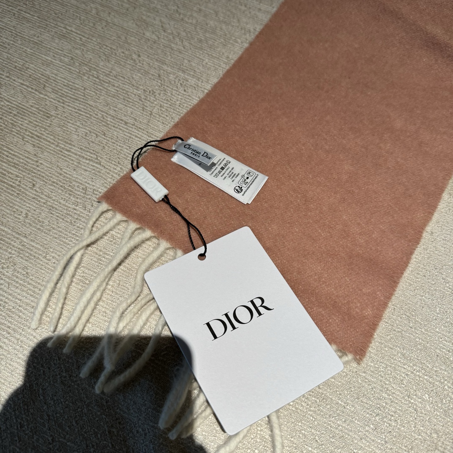 我的天 真要給每人都要入的款 ！DIOR 冬季爆款羊絨围巾尺寸比常规細点，但不会累贅！撘大衣的绝配👍🏻重