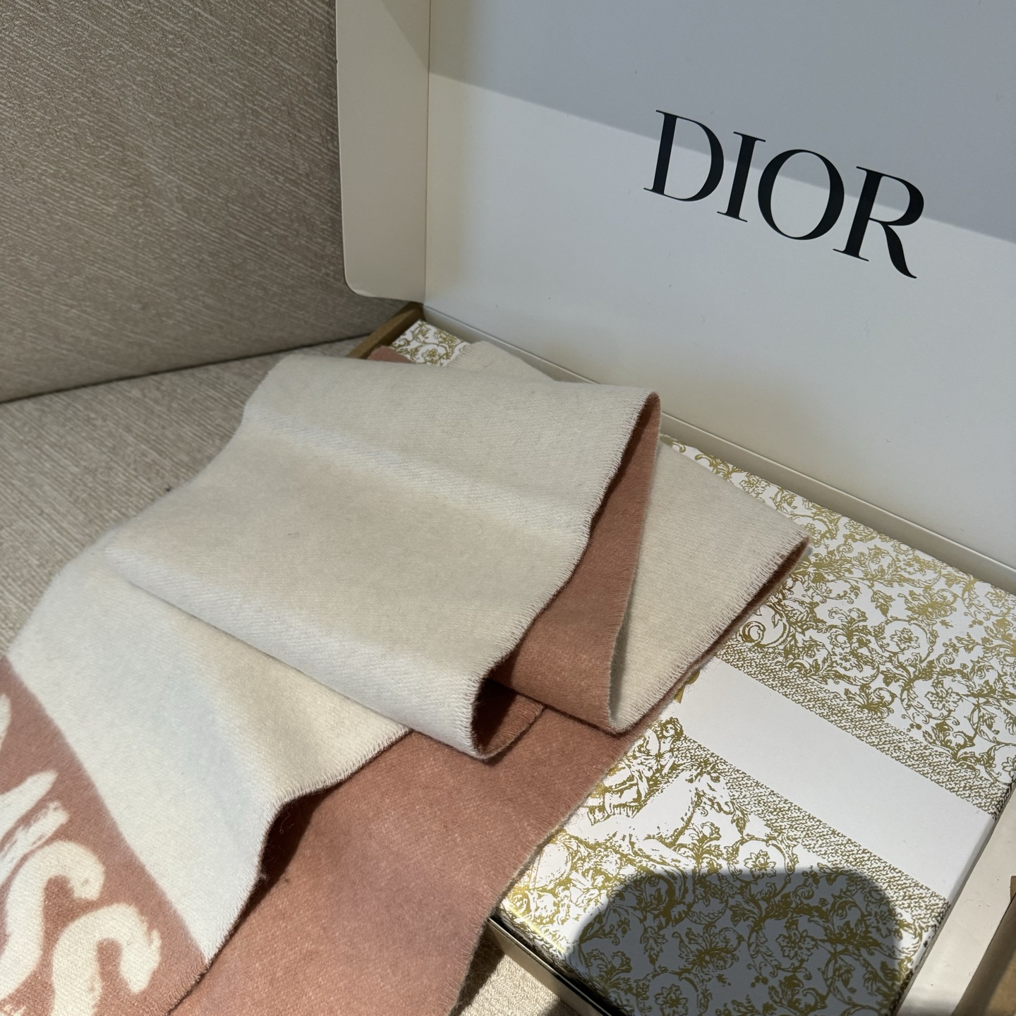 我的天 真要給每人都要入的款 ！DIOR 冬季爆款羊絨围巾尺寸比常规細点，但不会累贅！撘大衣的绝配👍🏻重