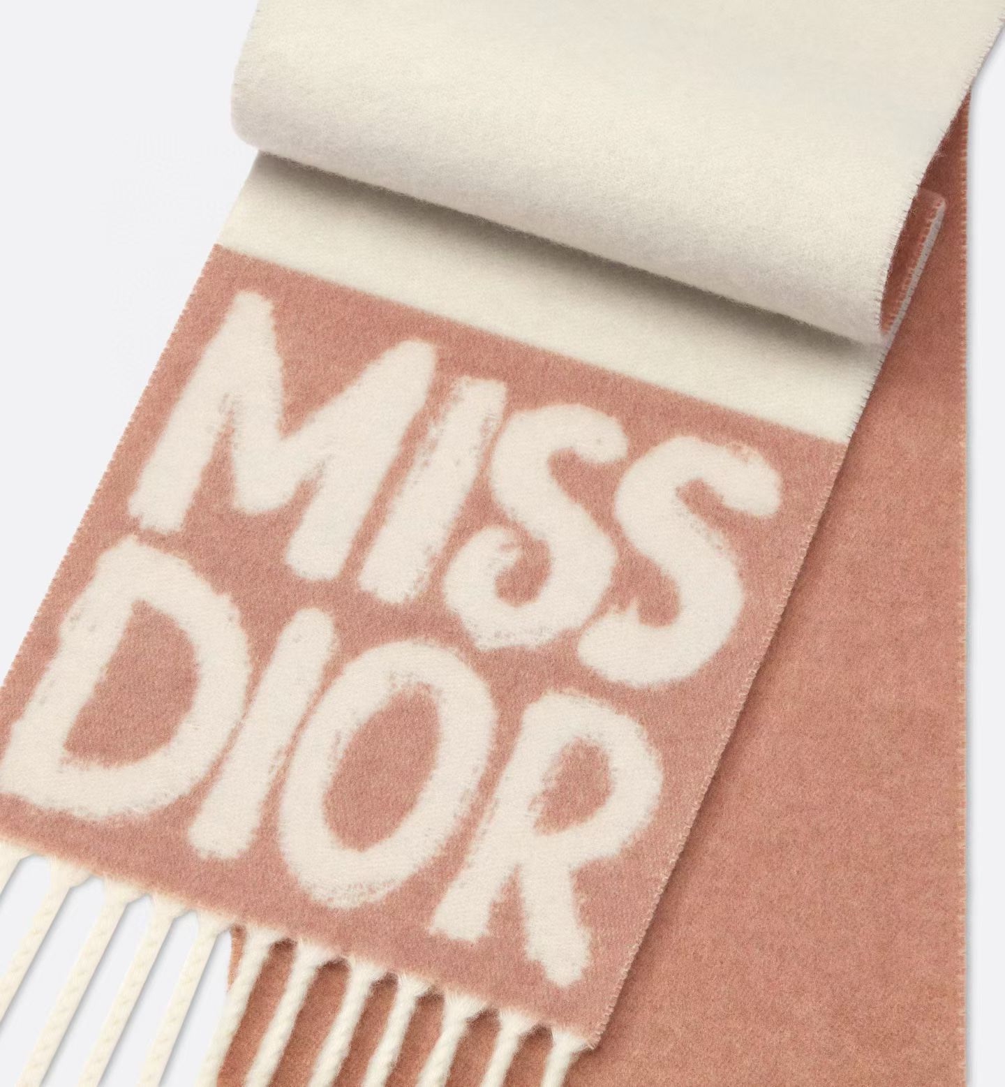 我的天 真要給每人都要入的款 ！DIOR 冬季爆款羊絨围巾尺寸比常规細点，但不会累贅！撘大衣的绝配👍🏻重