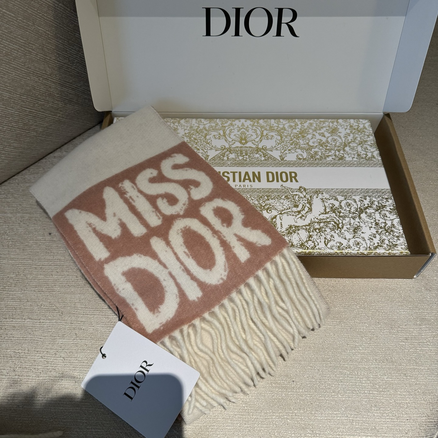 我的天 真要給每人都要入的款 ！DIOR 冬季爆款羊絨围巾尺寸比常规細点，但不会累贅！撘大衣的绝配👍🏻重