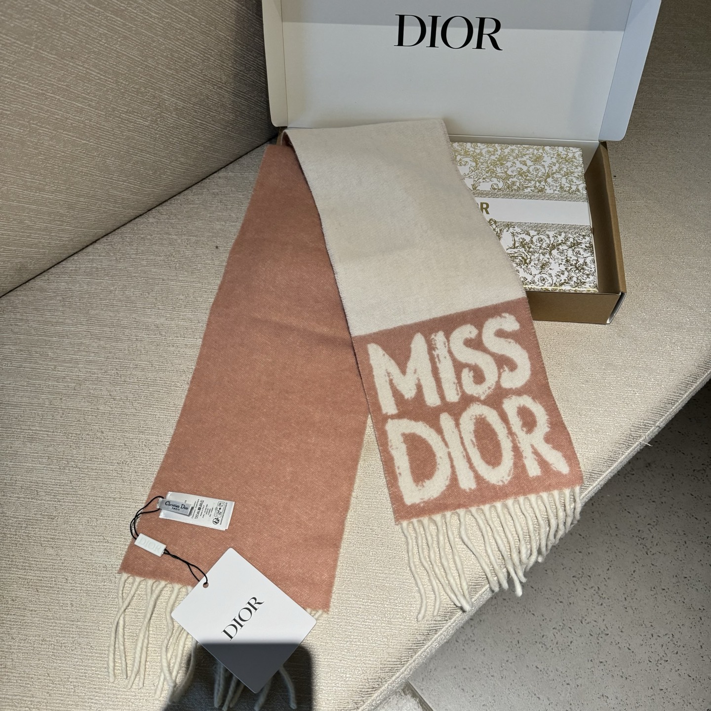 我的天 真要給每人都要入的款 ！DIOR 冬季爆款羊絨围巾尺寸比常规細点，但不会累贅！撘大衣的绝配👍🏻重