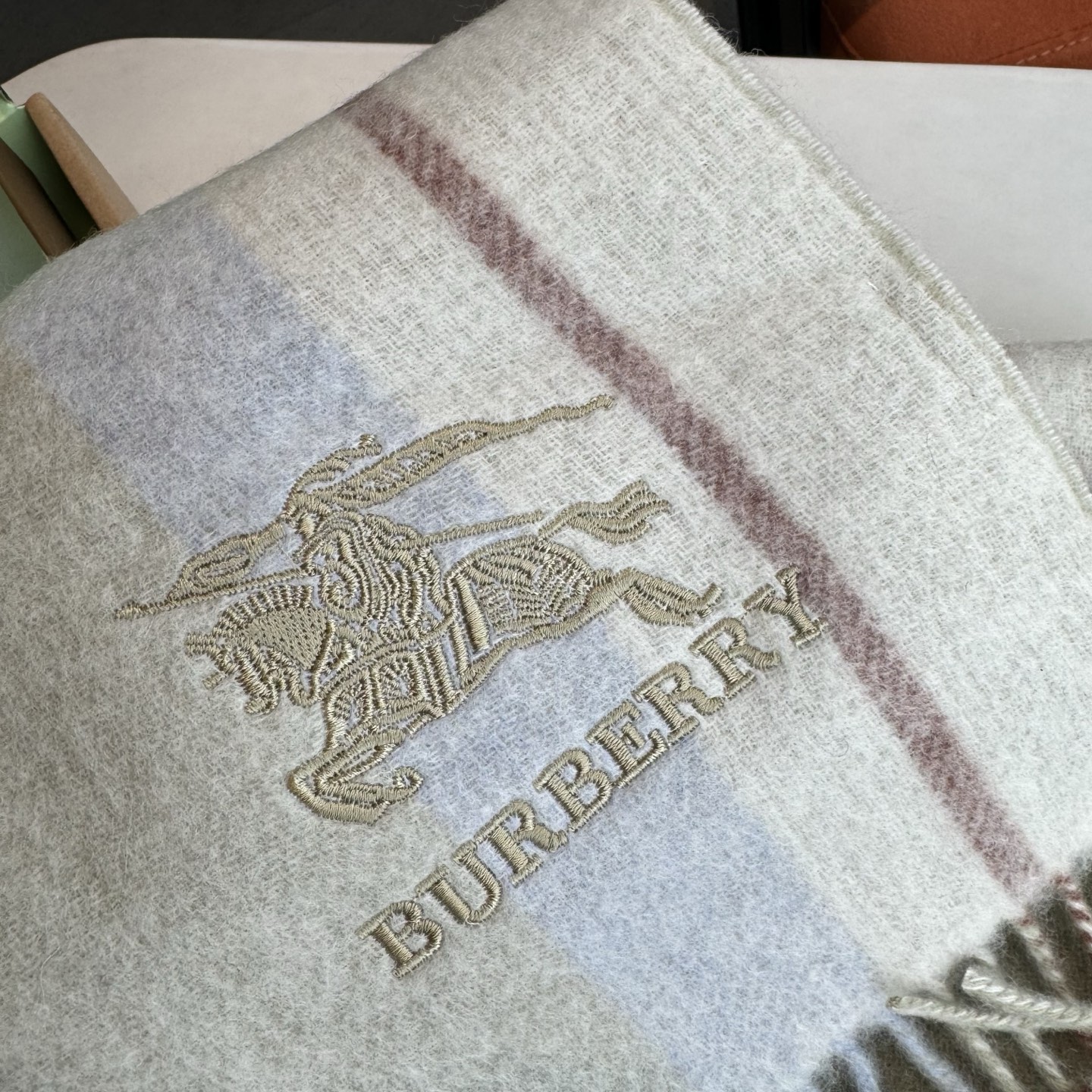 Burberry Burberry · 巴宝莉双面围巾 的要疯掉了 太有型太有魅力了 非常斯文 的秋冬单品 真的很喜欢