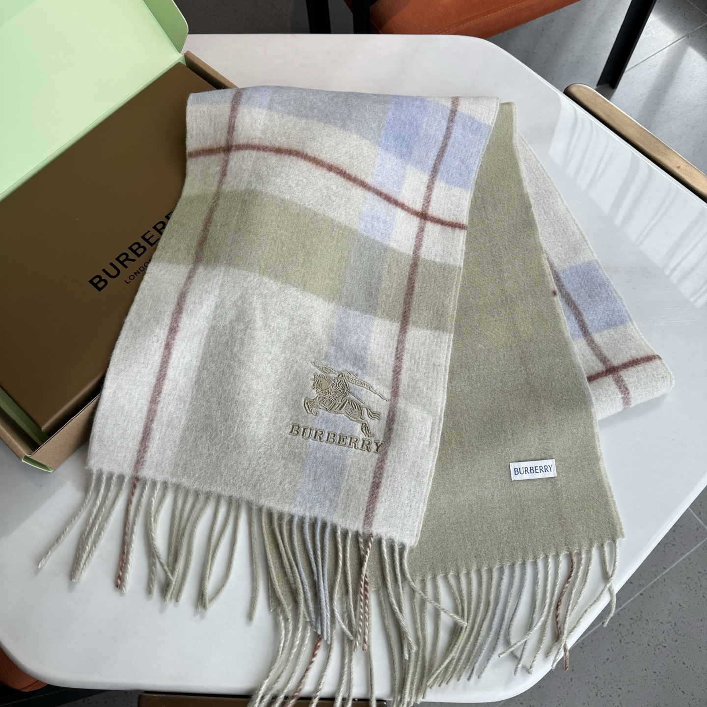 Burberry Burberry · 巴宝莉双面围巾 的要疯掉了 太有型太有魅力了 非常斯文 的秋冬单品 真的很喜欢