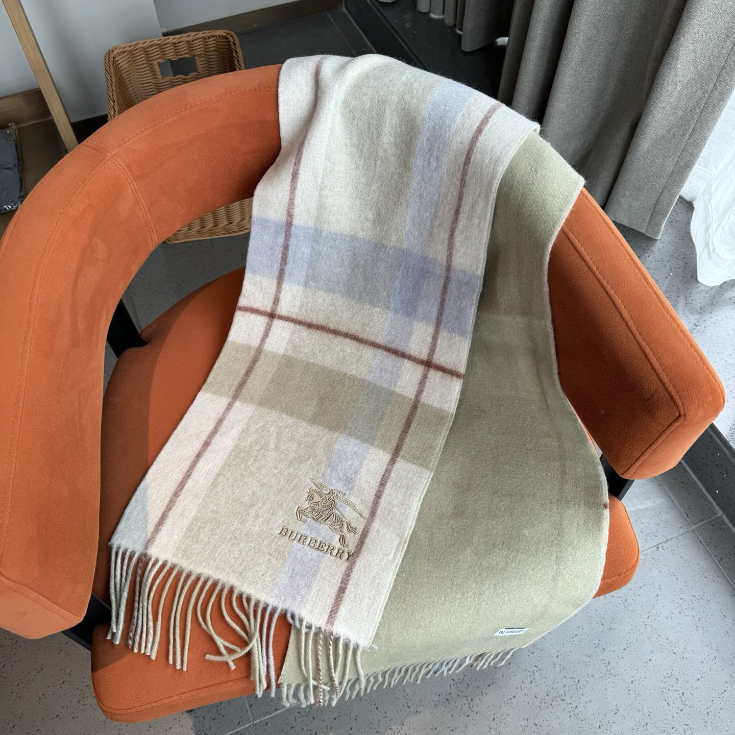 Burberry Burberry · 巴宝莉双面围巾 的要疯掉了 太有型太有魅力了 非常斯文 的秋冬单品 真的很喜欢