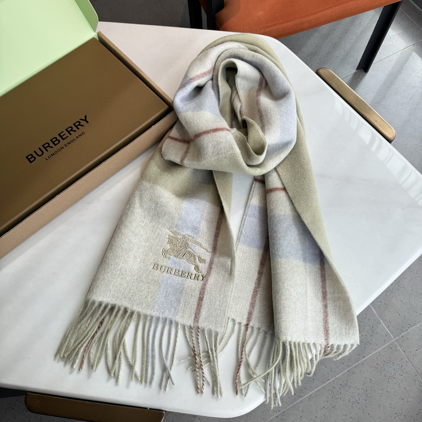 Burberry Burberry · 巴宝莉双面围巾 的要疯掉了 太有型太有魅力了 非常斯文 的秋冬单品 真的很喜欢