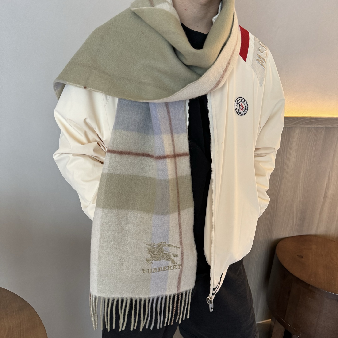 Burberry Burberry · 巴宝莉双面围巾 的要疯掉了 太有型太有魅力了 非常斯文 的秋冬单品 真的很喜欢