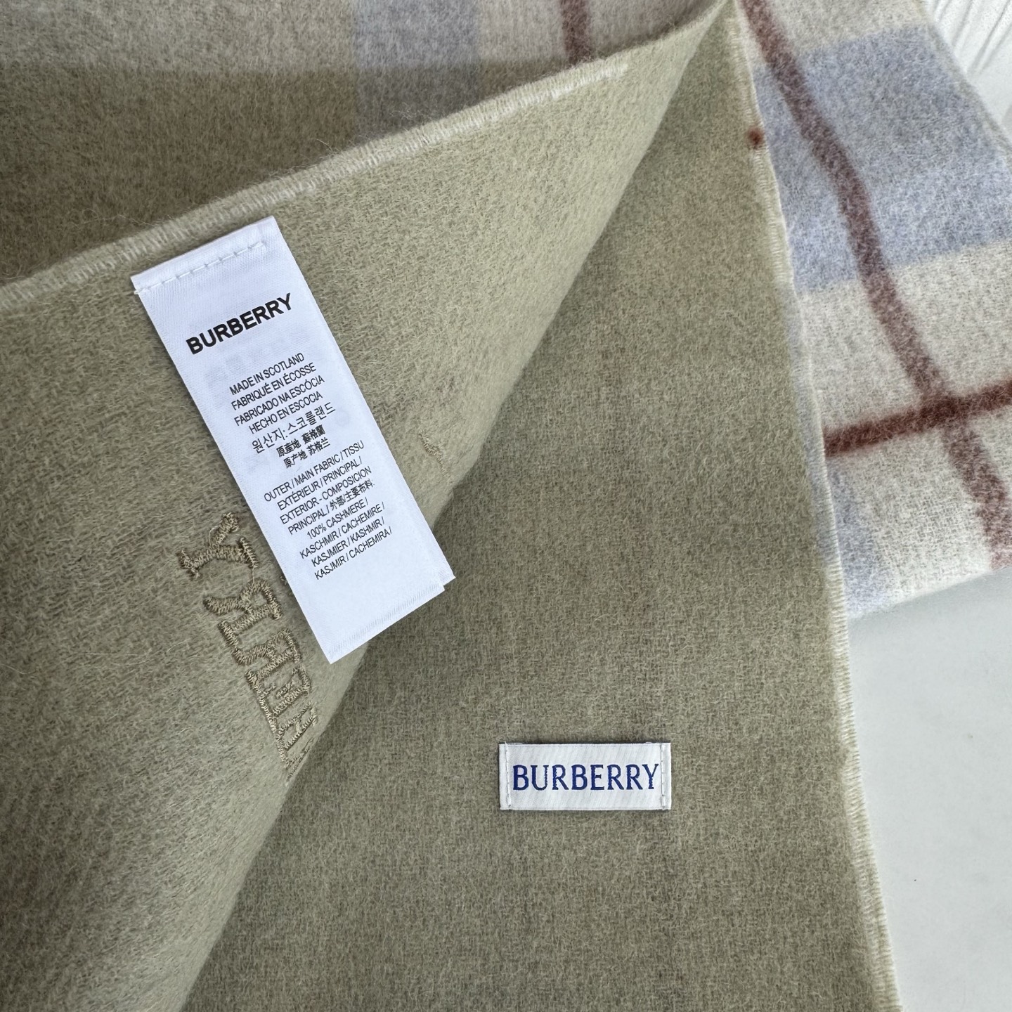 Burberry Burberry · 巴宝莉双面围巾 的要疯掉了 太有型太有魅力了 非常斯文 的秋冬单品 真的很喜欢