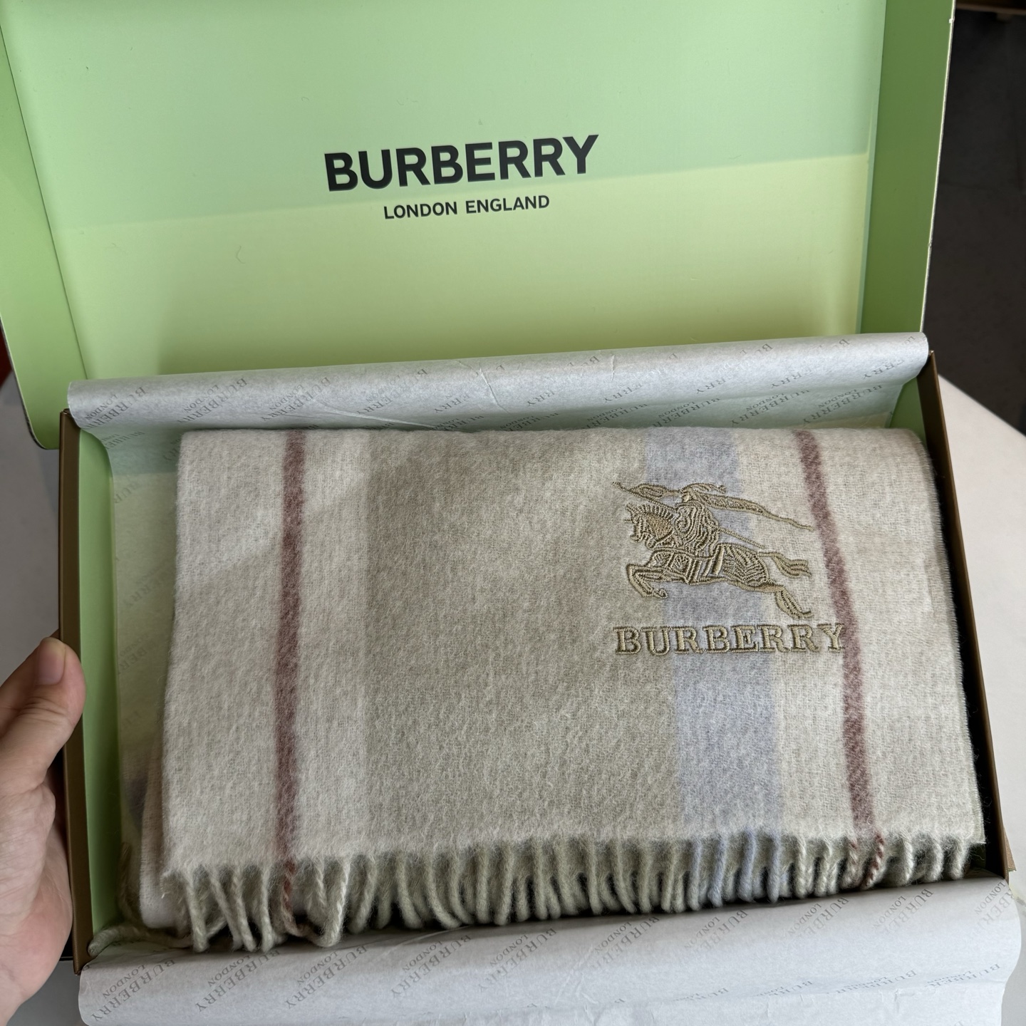 Burberry Burberry · 巴宝莉双面围巾 的要疯掉了 太有型太有魅力了 非常斯文 的秋冬单品 真的很喜欢