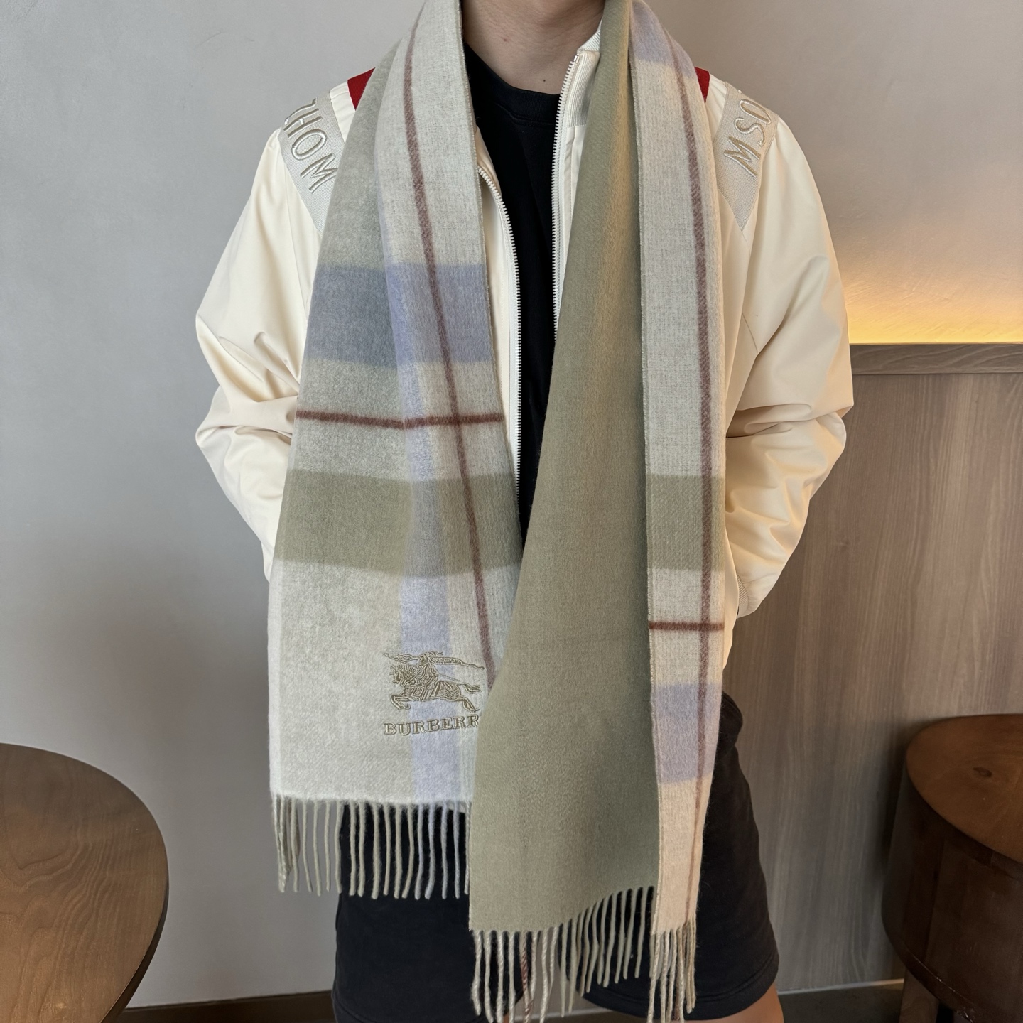 Burberry Burberry · 巴宝莉双面围巾 的要疯掉了 太有型太有魅力了 非常斯文 的秋冬单品 真的很喜欢
