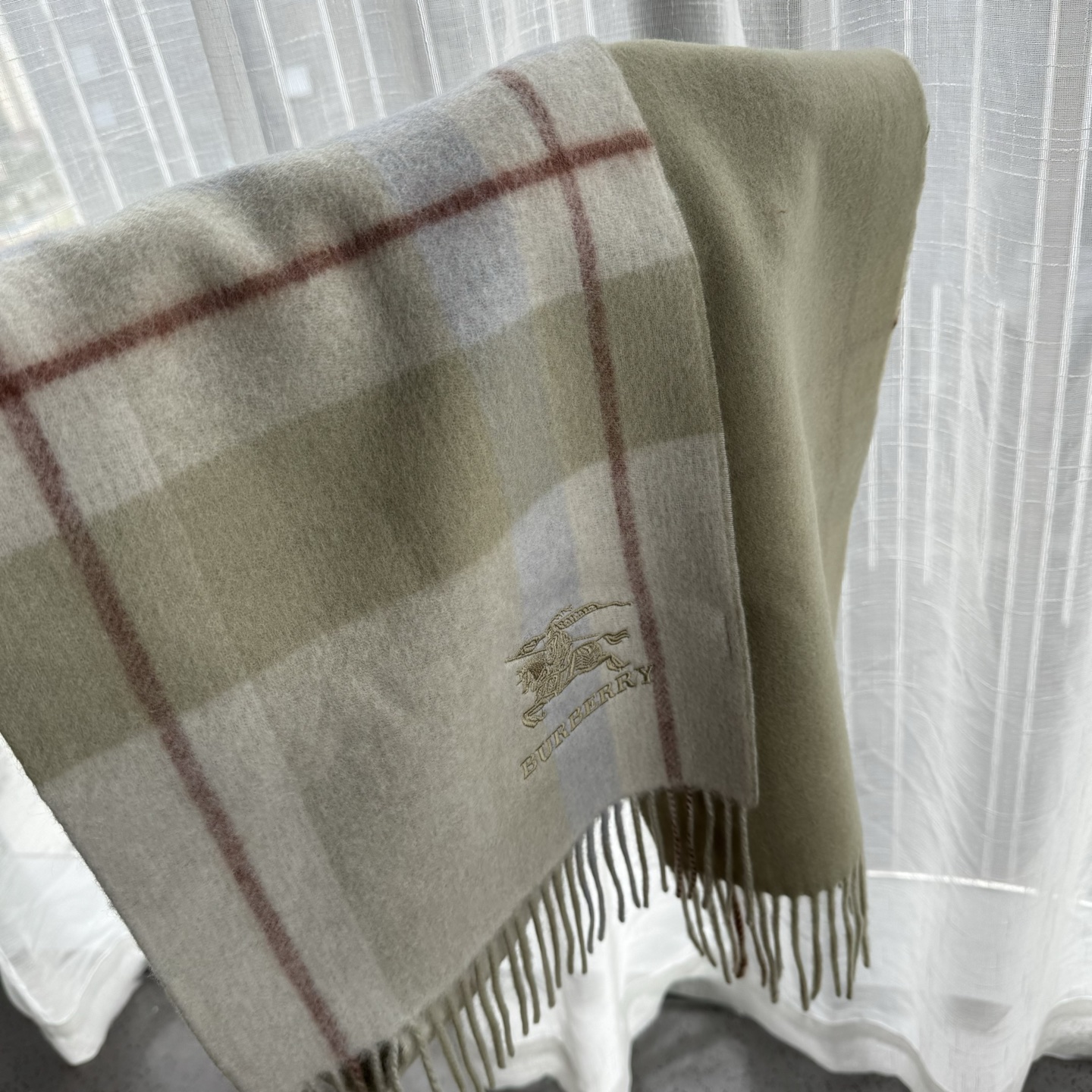 Burberry Burberry · 巴宝莉双面围巾 的要疯掉了 太有型太有魅力了 非常斯文 的秋冬单品 真的很喜欢