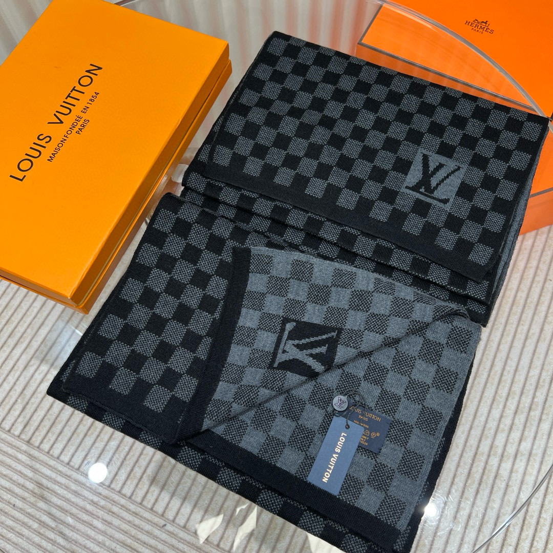 重磅来袭❗️ 免代购❗️极品‼️棋盘格今年最火的围巾。全世界都在抢的老花字母款。主打的限量大极品‼️专柜