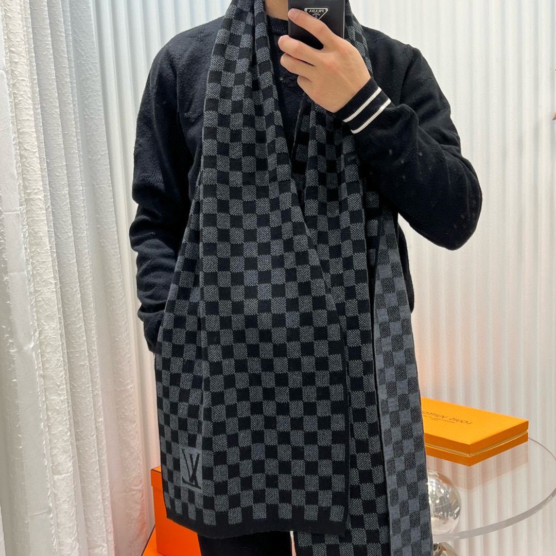 重磅来袭❗️ 免代购❗️极品‼️棋盘格今年最火的围巾。全世界都在抢的老花字母款。主打的限量大极品‼️专柜