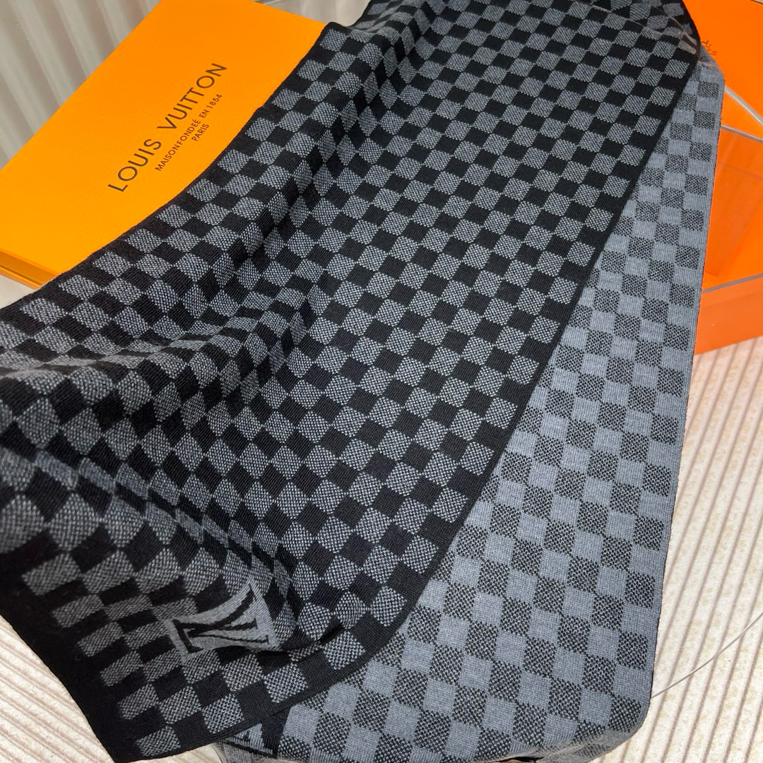 重磅来袭❗️ 免代购❗️极品‼️棋盘格今年最火的围巾。全世界都在抢的老花字母款。主打的限量大极品‼️专柜