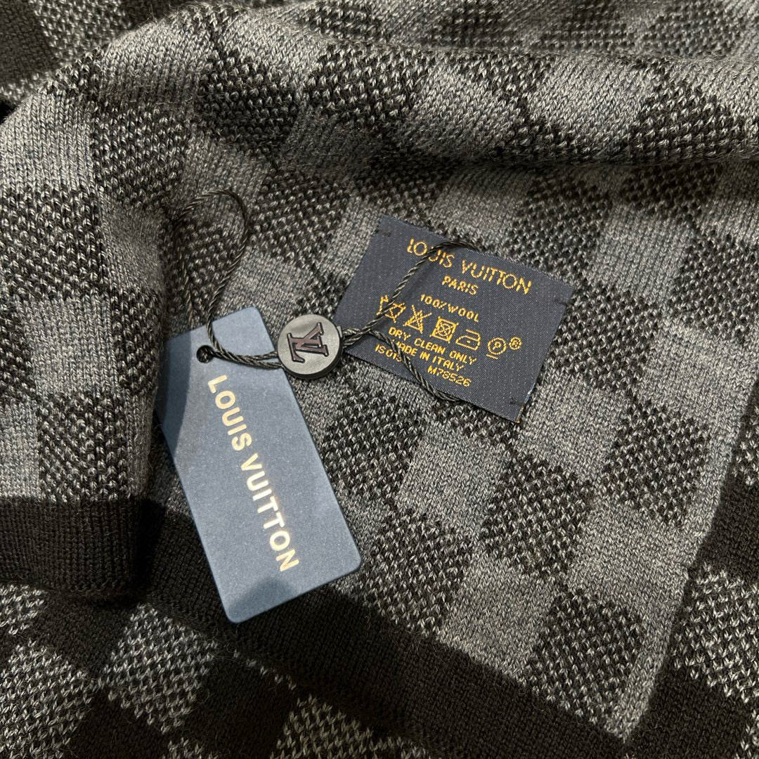 重磅来袭❗️ 免代购❗️极品‼️棋盘格今年最火的围巾。全世界都在抢的老花字母款。主打的限量大极品‼️专柜