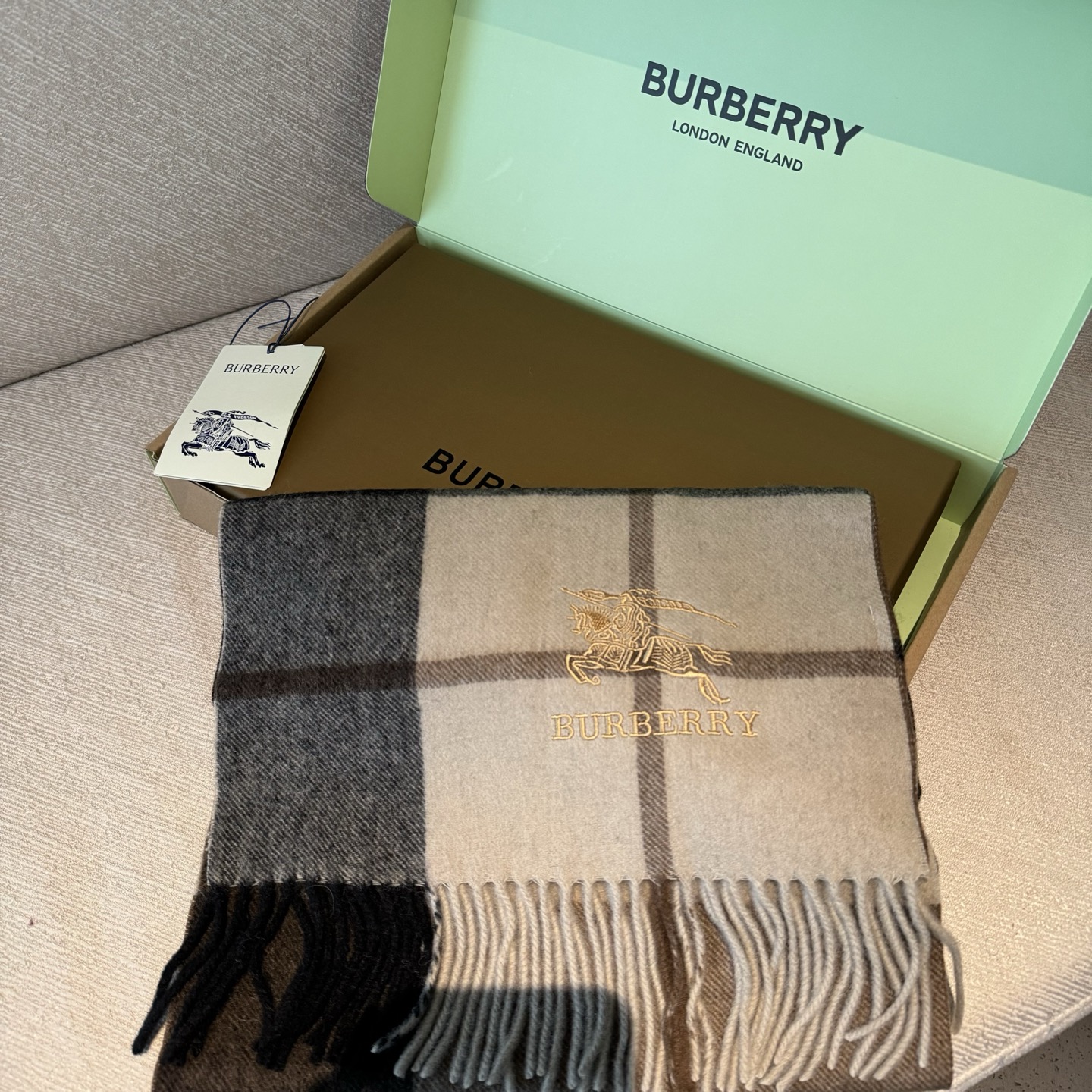 🆕Burberry · 巴宝莉格子围巾❗️男士福利 好看的要疯掉了，太有型太有魅力了❗️❗️非常斯文时尚