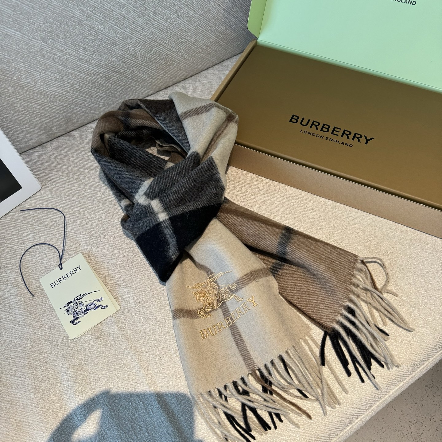 🆕Burberry · 巴宝莉格子围巾❗️男士福利 好看的要疯掉了，太有型太有魅力了❗️❗️非常斯文时尚