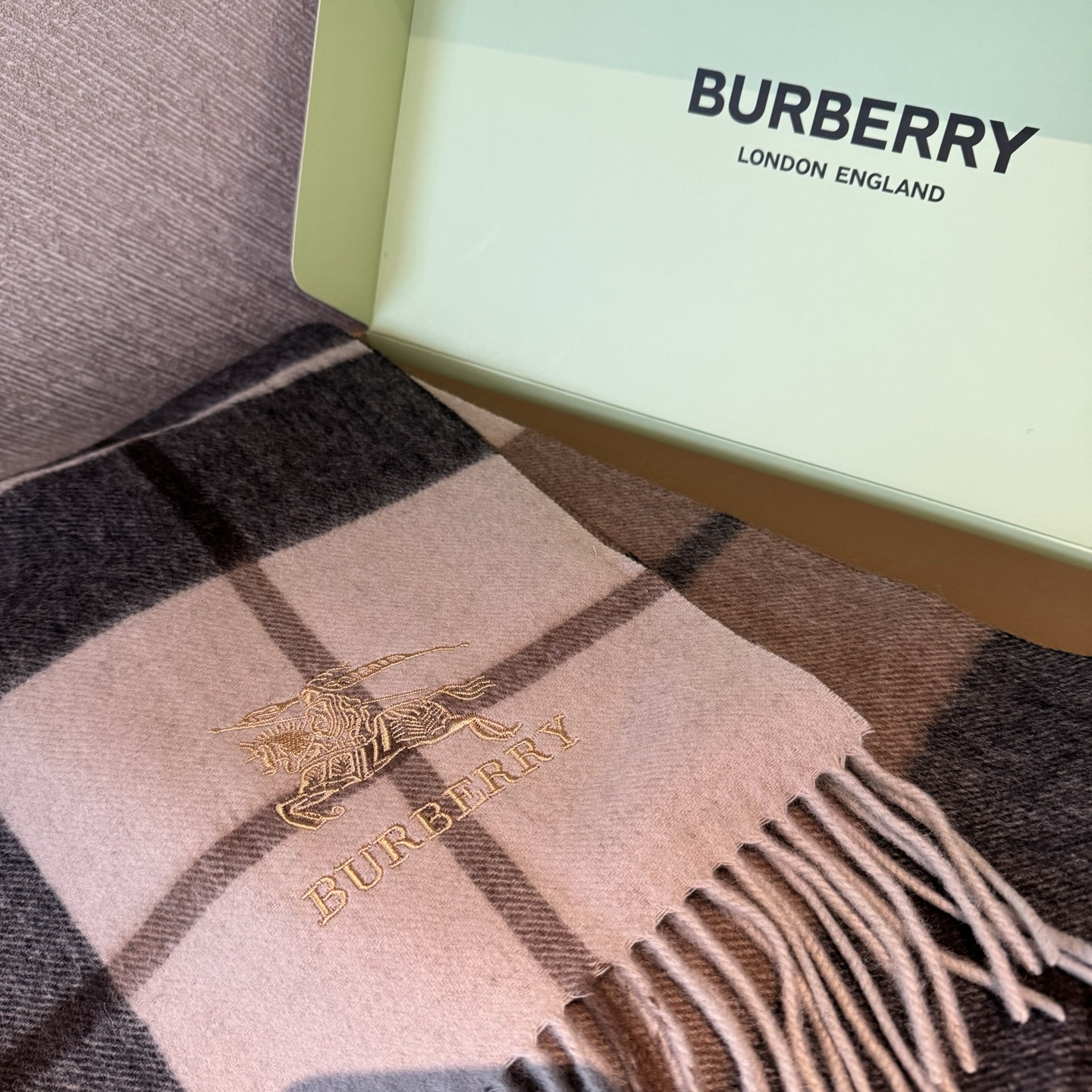 🆕Burberry · 巴宝莉格子围巾❗️男士福利 好看的要疯掉了，太有型太有魅力了❗️❗️非常斯文时尚
