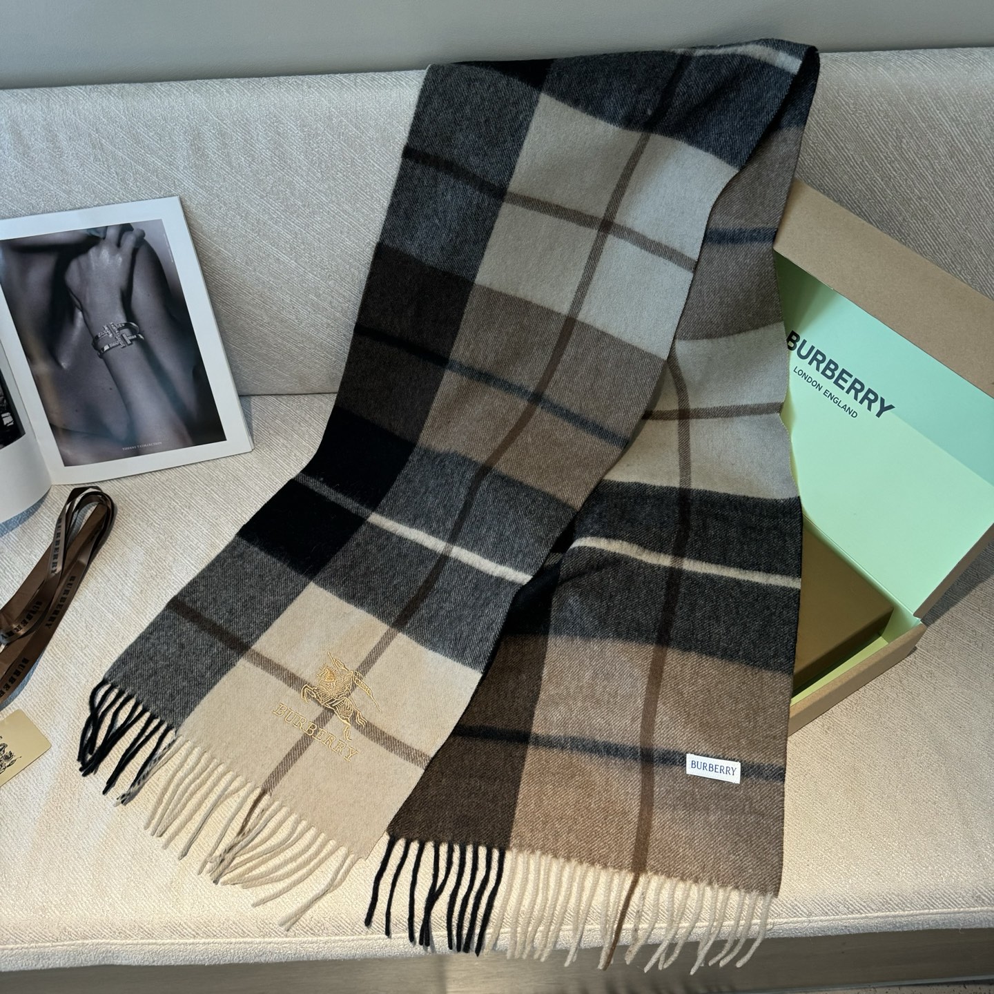 🆕Burberry · 巴宝莉格子围巾❗️男士福利 好看的要疯掉了，太有型太有魅力了❗️❗️非常斯文时尚