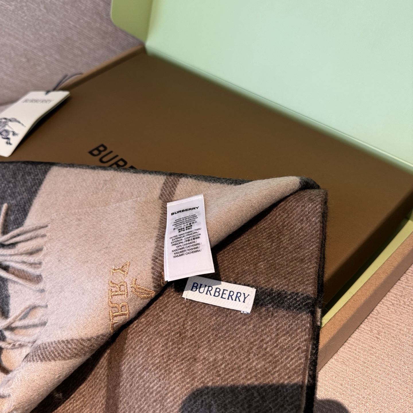 🆕Burberry · 巴宝莉格子围巾❗️男士福利 好看的要疯掉了，太有型太有魅力了❗️❗️非常斯文时尚