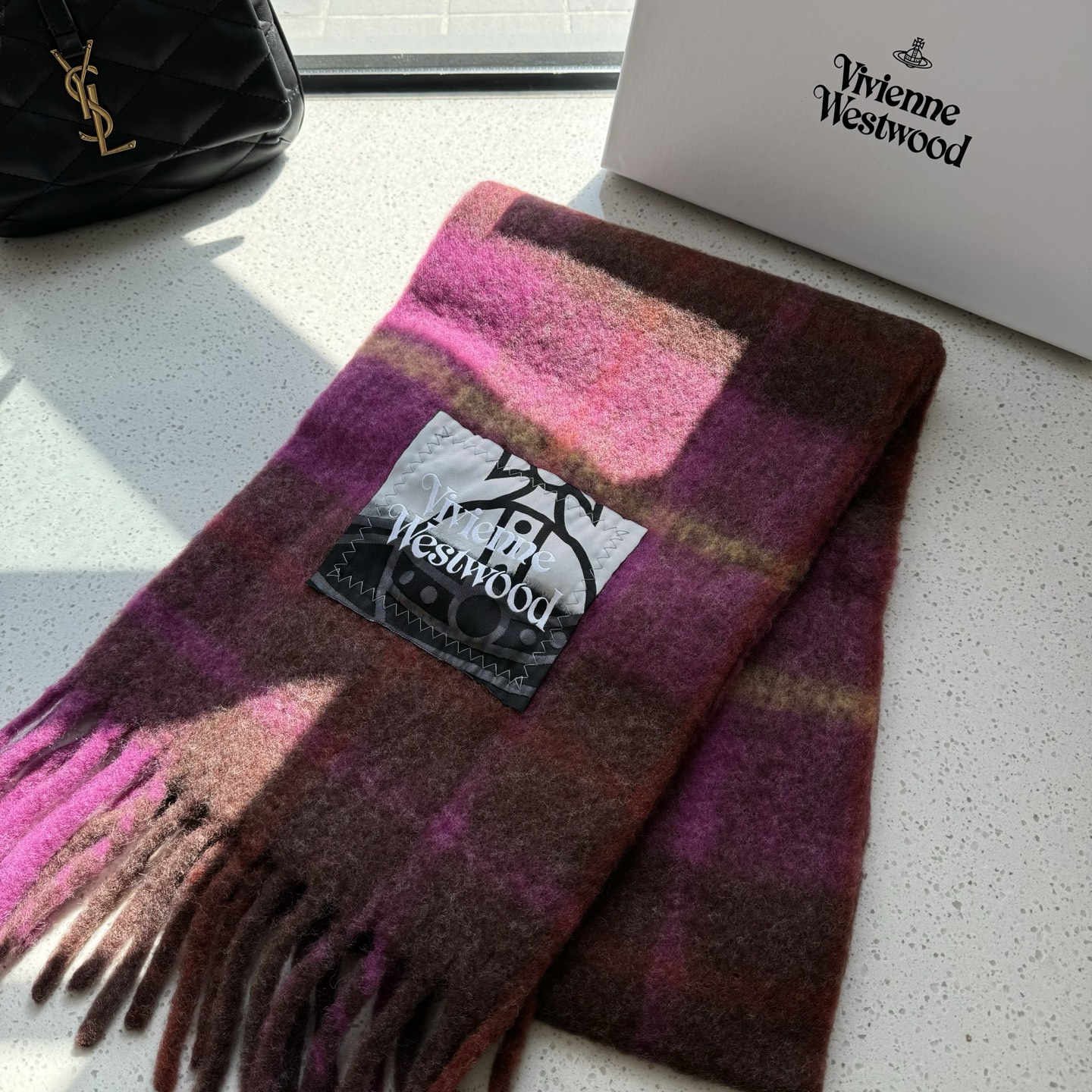 新款到货‼️𝐕𝐢𝐯𝐢𝐞𝐧𝐧𝐞 𝐖𝐞𝐬𝐭𝐰𝐨𝐨𝐝🪐✨经典大土星马海毛围巾 vivienne westwoo