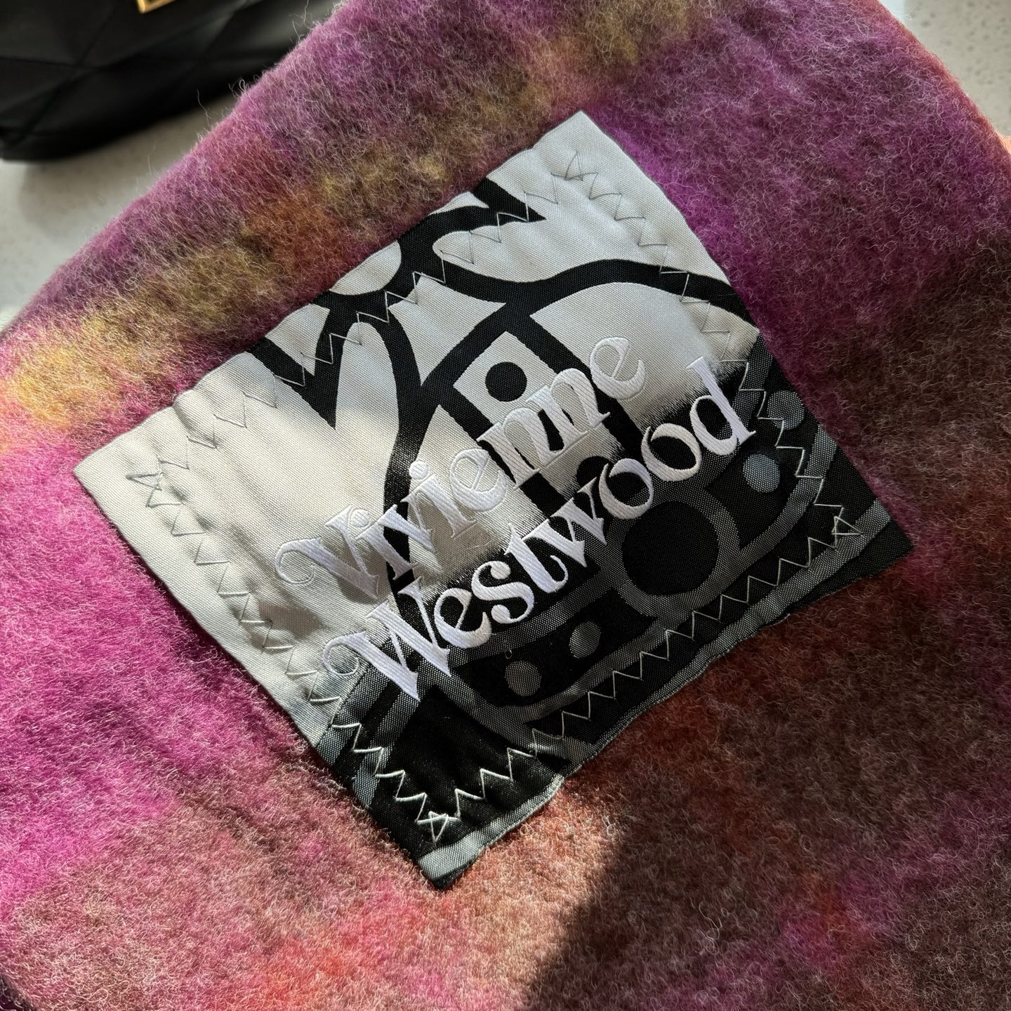 新款到货‼️𝐕𝐢𝐯𝐢𝐞𝐧𝐧𝐞 𝐖𝐞𝐬𝐭𝐰𝐨𝐨𝐝🪐✨经典大土星马海毛围巾 vivienne westwoo