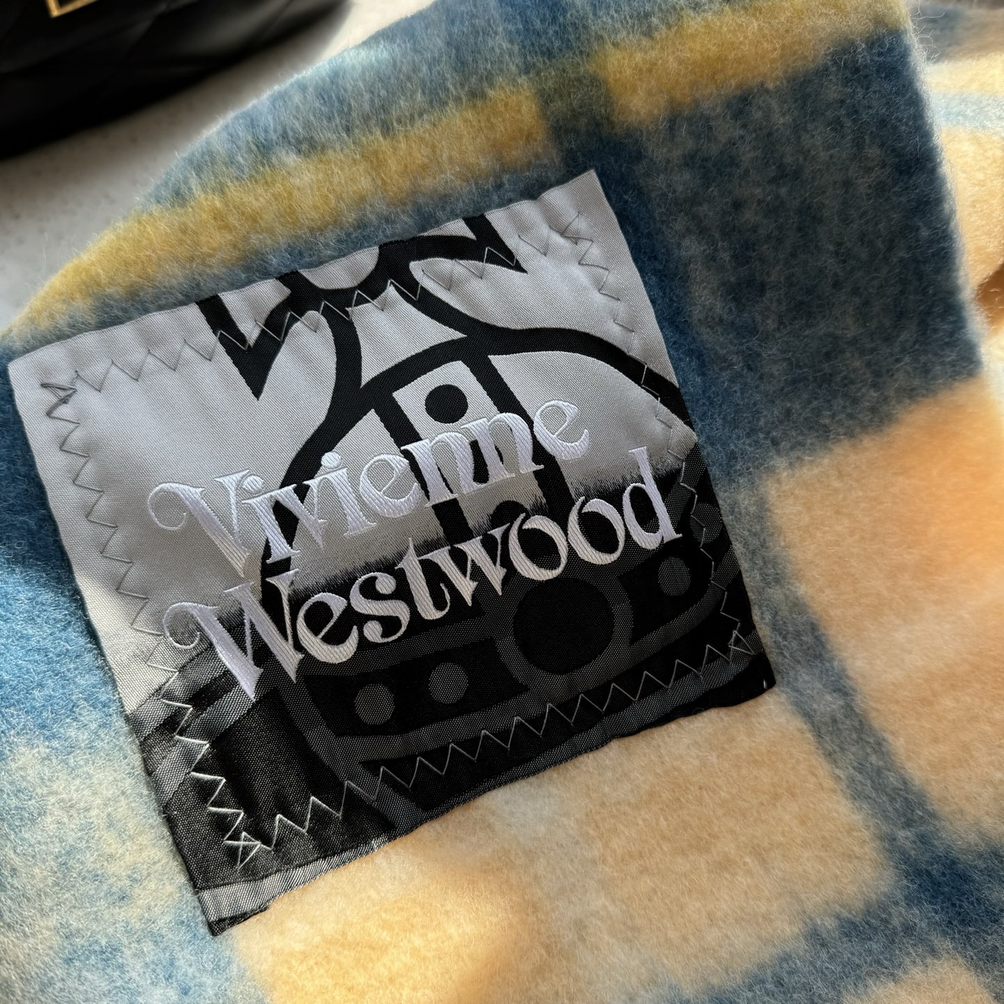 新款到货‼️𝐕𝐢𝐯𝐢𝐞𝐧𝐧𝐞 𝐖𝐞𝐬𝐭𝐰𝐨𝐨𝐝🪐✨经典大土星马海毛围巾 vivienne westwoo