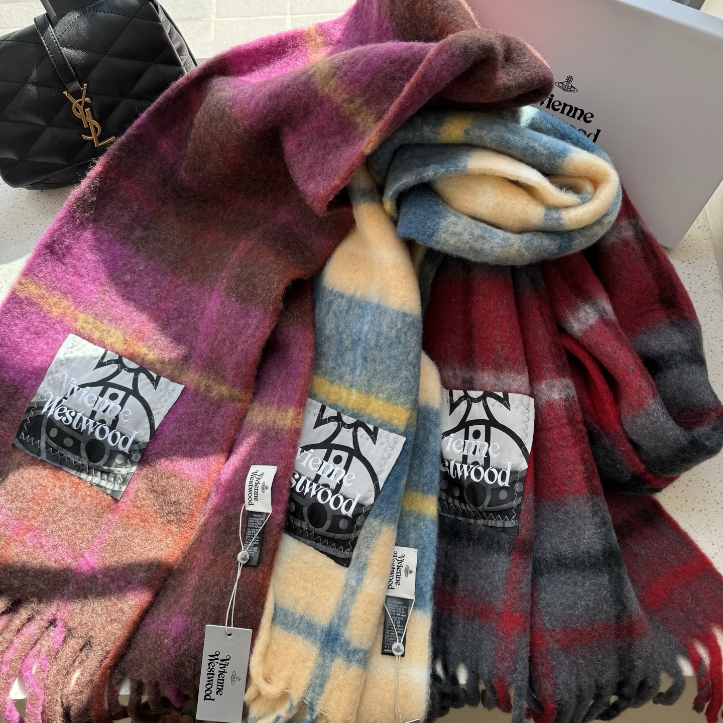 新款到货‼️𝐕𝐢𝐯𝐢𝐞𝐧𝐧𝐞 𝐖𝐞𝐬𝐭𝐰𝐨𝐨𝐝🪐✨经典大土星马海毛围巾 vivienne westwoo