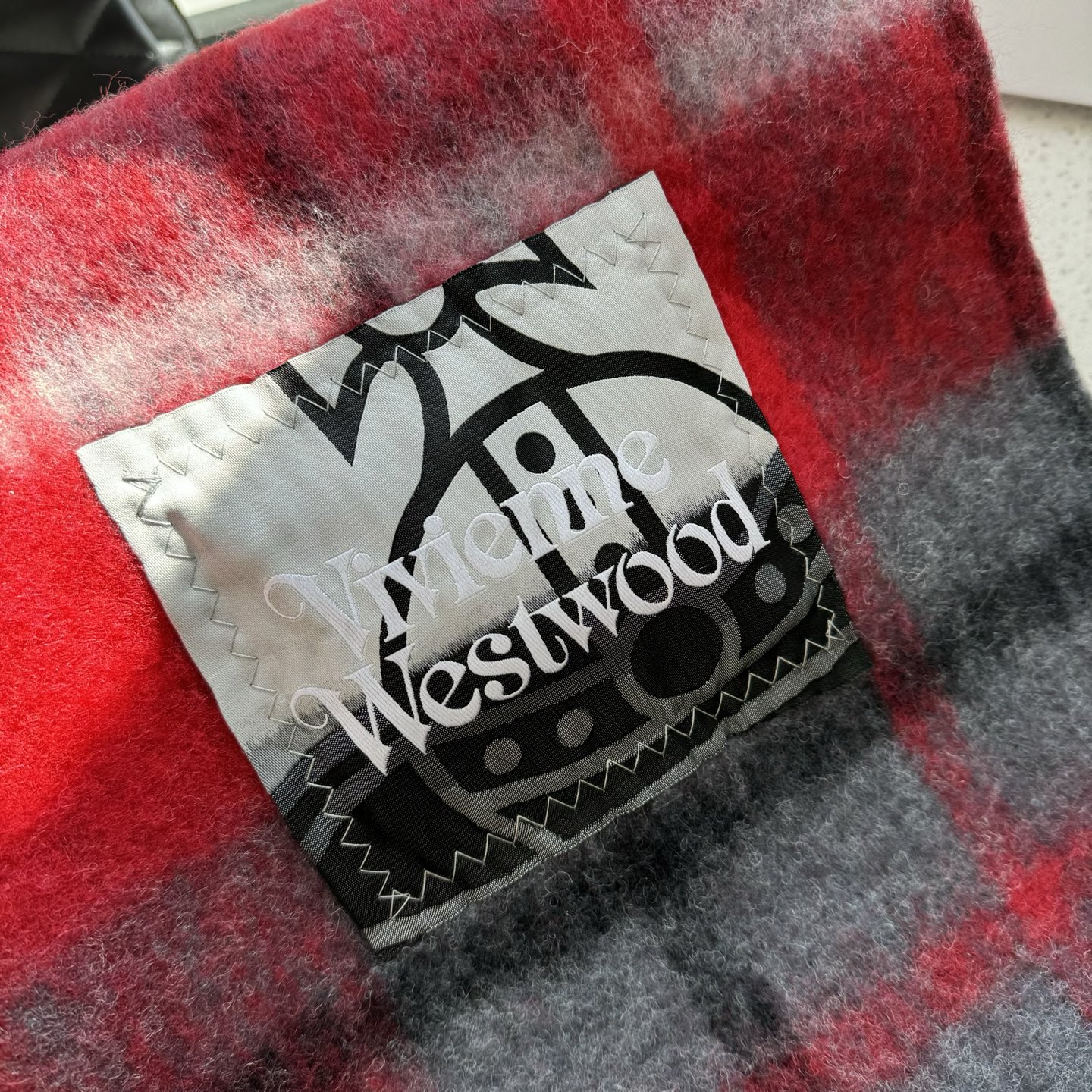 新款到货‼️𝐕𝐢𝐯𝐢𝐞𝐧𝐧𝐞 𝐖𝐞𝐬𝐭𝐰𝐨𝐨𝐝🪐✨经典大土星马海毛围巾 vivienne westwoo