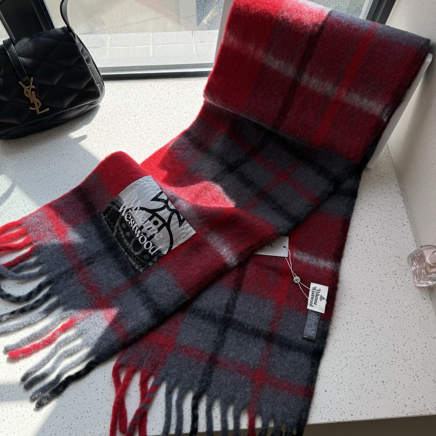 新款到货‼️𝐕𝐢𝐯𝐢𝐞𝐧𝐧𝐞 𝐖𝐞𝐬𝐭𝐰𝐨𝐨𝐝🪐✨经典大土星马海毛围巾 vivienne westwoo