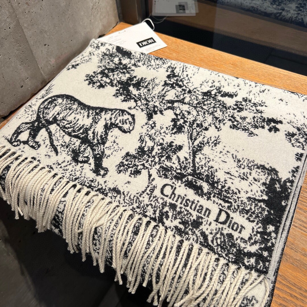 这款Sauvage 茹伊印花围巾全新演绎 Dior 经典图案。采用山羊绒和羊毛混纺面料精心制作，饰以流苏