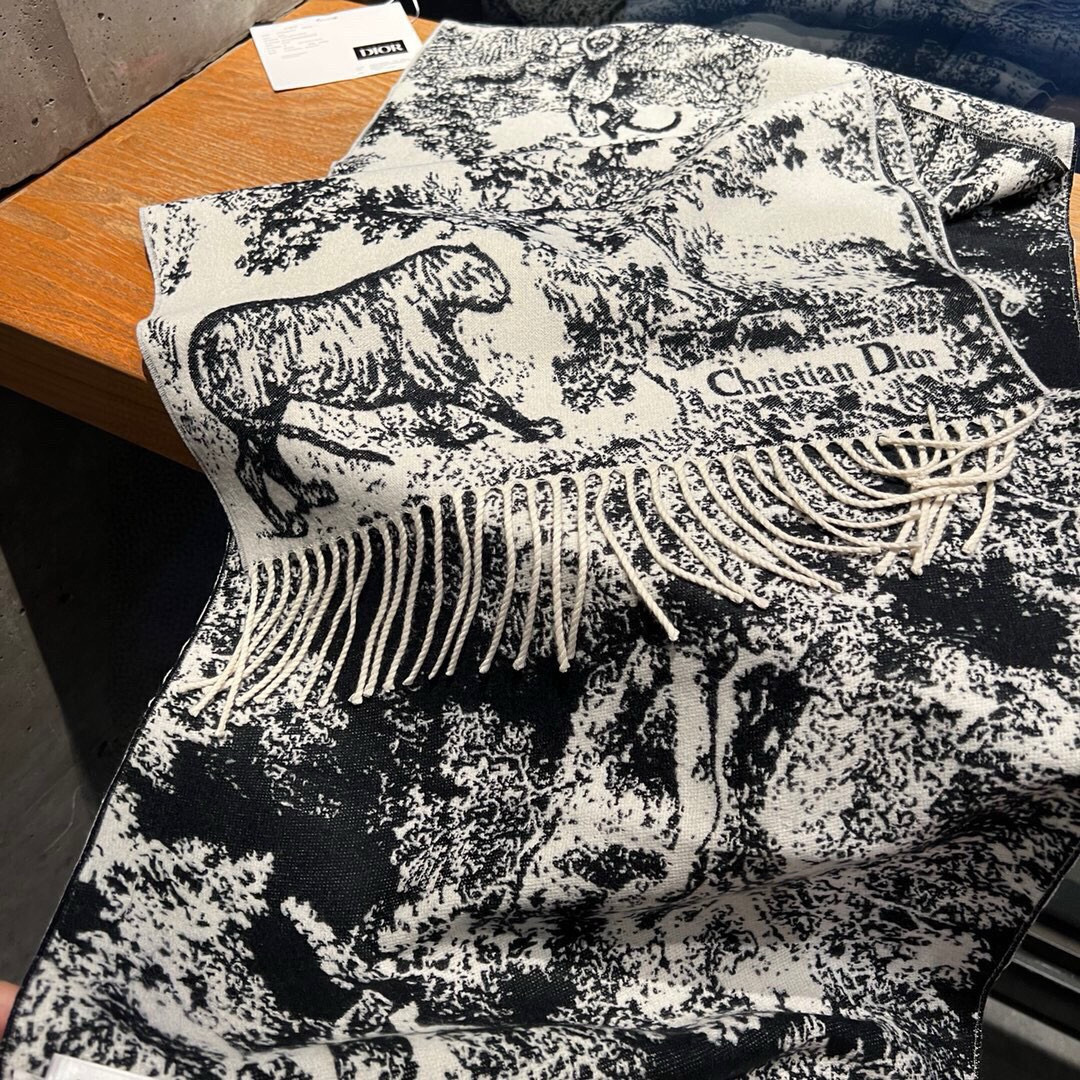 这款Sauvage 茹伊印花围巾全新演绎 Dior 经典图案。采用山羊绒和羊毛混纺面料精心制作，饰以流苏