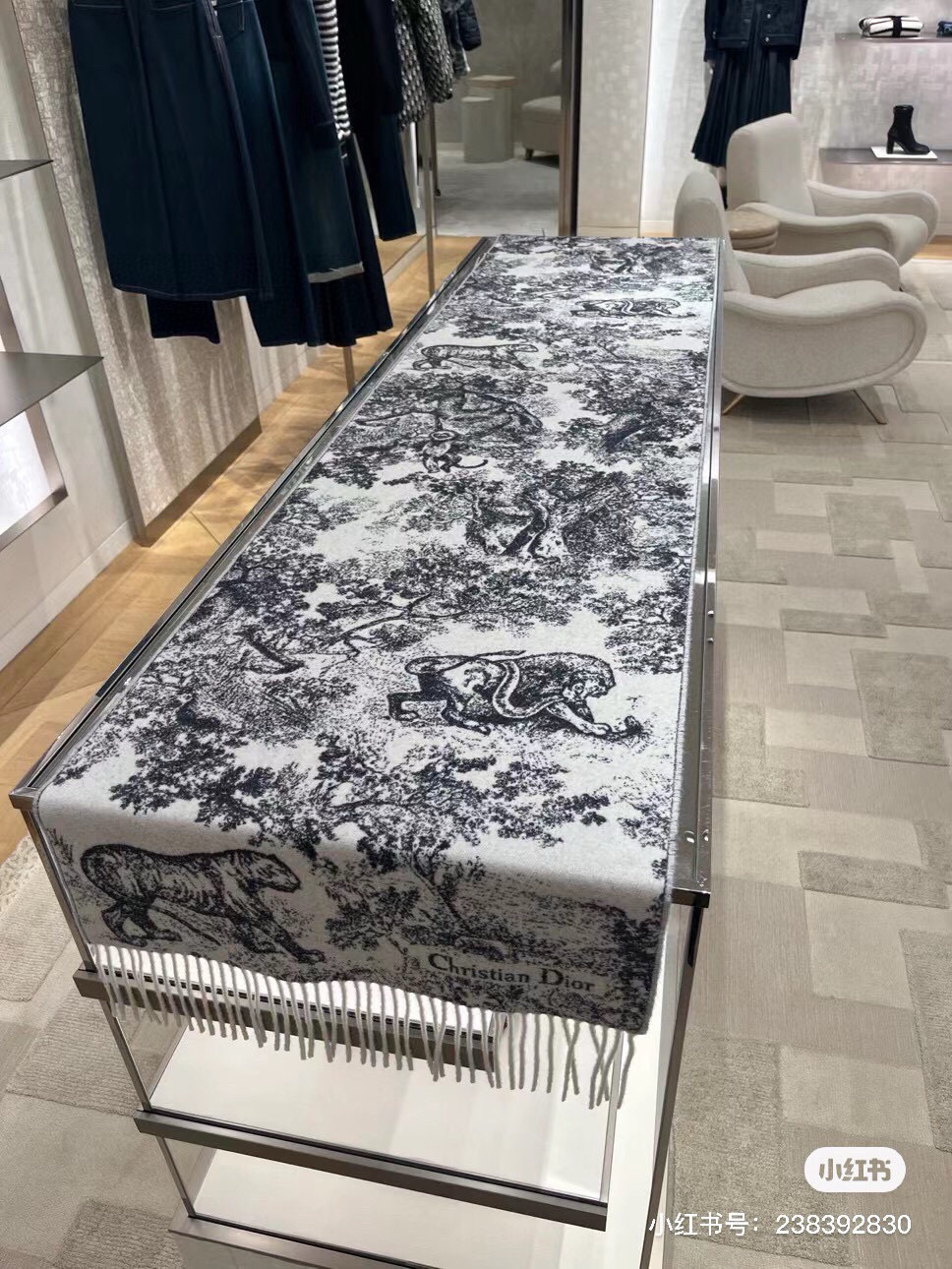 这款Sauvage 茹伊印花围巾全新演绎 Dior 经典图案。采用山羊绒和羊毛混纺面料精心制作，饰以流苏