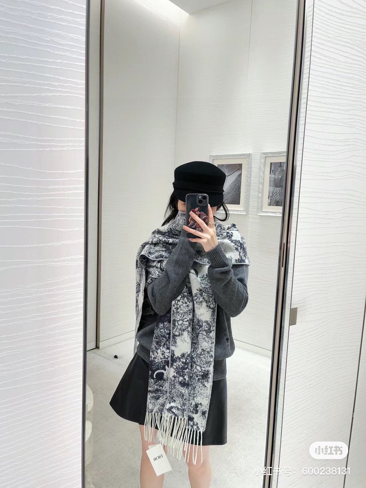 这款Sauvage 茹伊印花围巾全新演绎 Dior 经典图案。采用山羊绒和羊毛混纺面料精心制作，饰以流苏