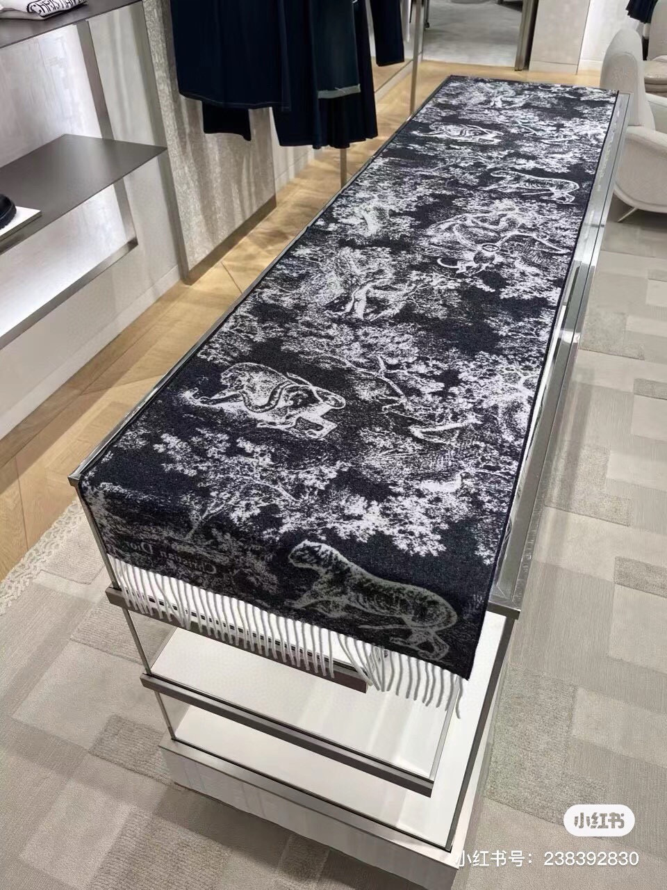 这款Sauvage 茹伊印花围巾全新演绎 Dior 经典图案。采用山羊绒和羊毛混纺面料精心制作，饰以流苏