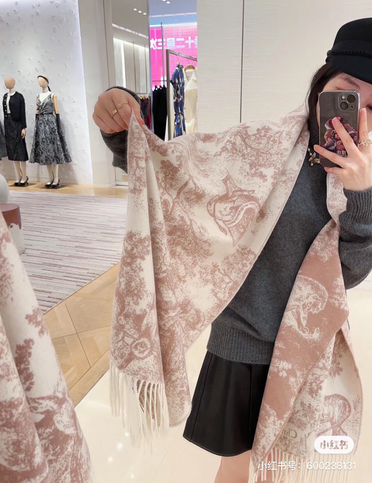 这款Sauvage 茹伊印花围巾全新演绎 Dior 经典图案。采用山羊绒和羊毛混纺面料精心制作，饰以流苏