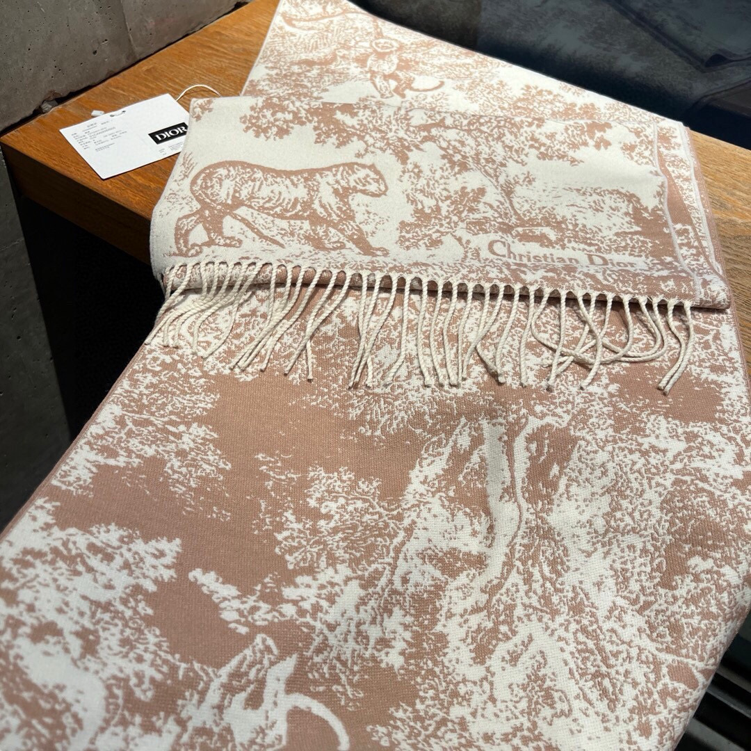 这款Sauvage 茹伊印花围巾全新演绎 Dior 经典图案。采用山羊绒和羊毛混纺面料精心制作，饰以流苏