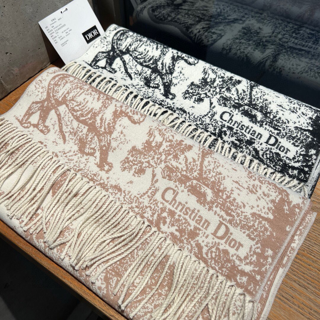 这款Sauvage 茹伊印花围巾全新演绎 Dior 经典图案。采用山羊绒和羊毛混纺面料精心制作，饰以流苏
