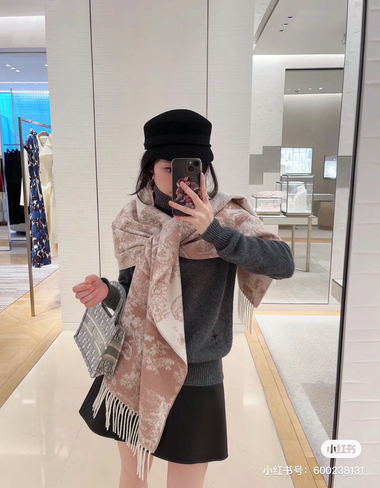 这款Sauvage 茹伊印花围巾全新演绎 Dior 经典图案。采用山羊绒和羊毛混纺面料精心制作，饰以流苏