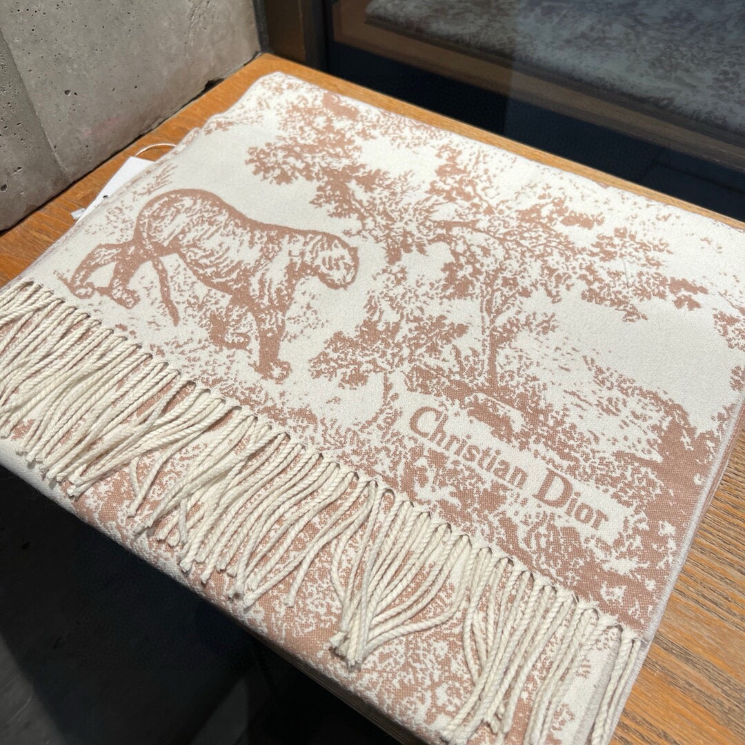 这款Sauvage 茹伊印花围巾全新演绎 Dior 经典图案。采用山羊绒和羊毛混纺面料精心制作，饰以流苏