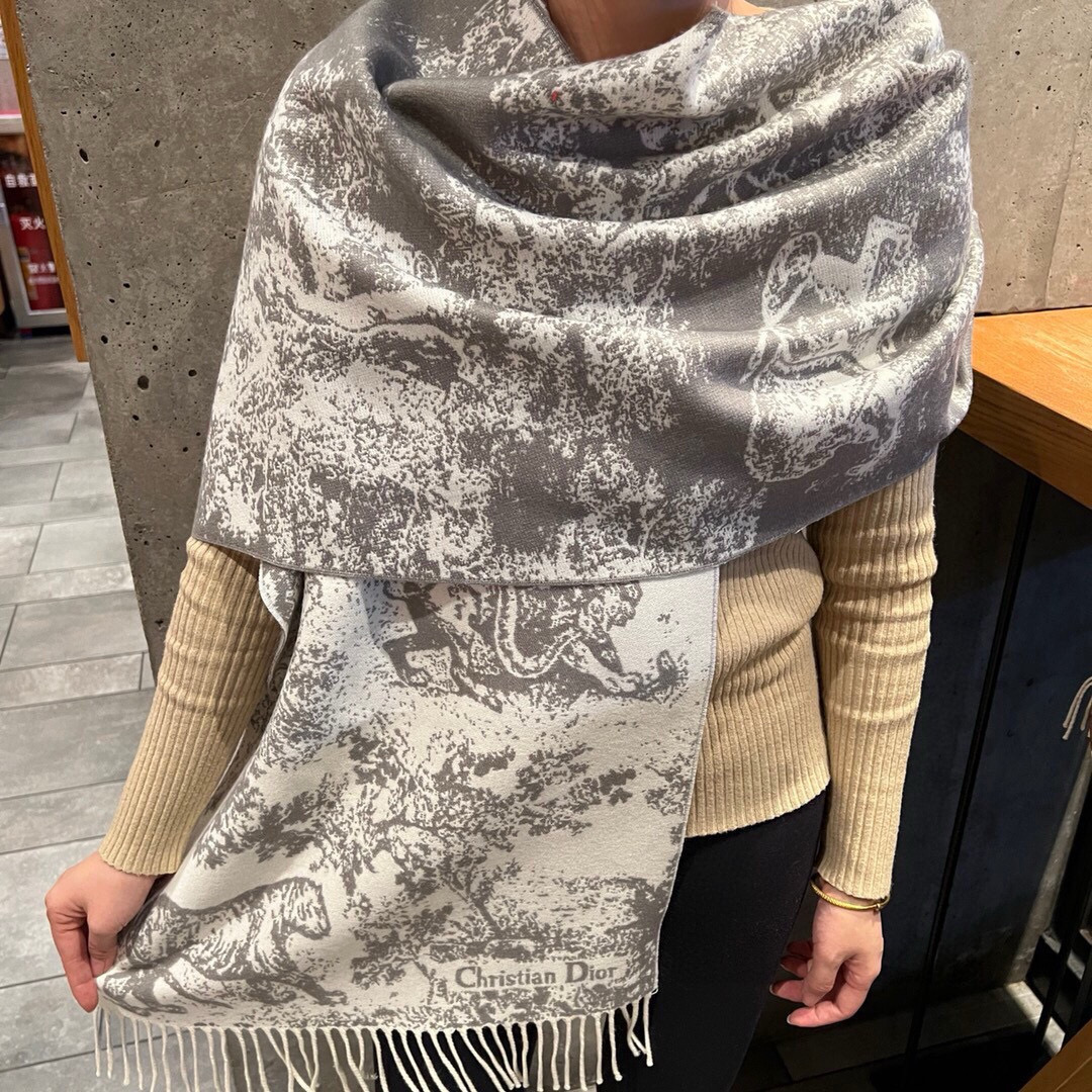 这款Sauvage 茹伊印花围巾全新演绎 Dior 经典图案。采用山羊绒和羊毛混纺面料精心制作，饰以流苏
