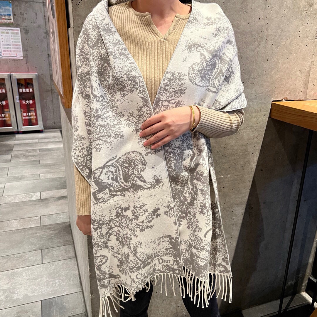这款Sauvage 茹伊印花围巾全新演绎 Dior 经典图案。采用山羊绒和羊毛混纺面料精心制作，饰以流苏