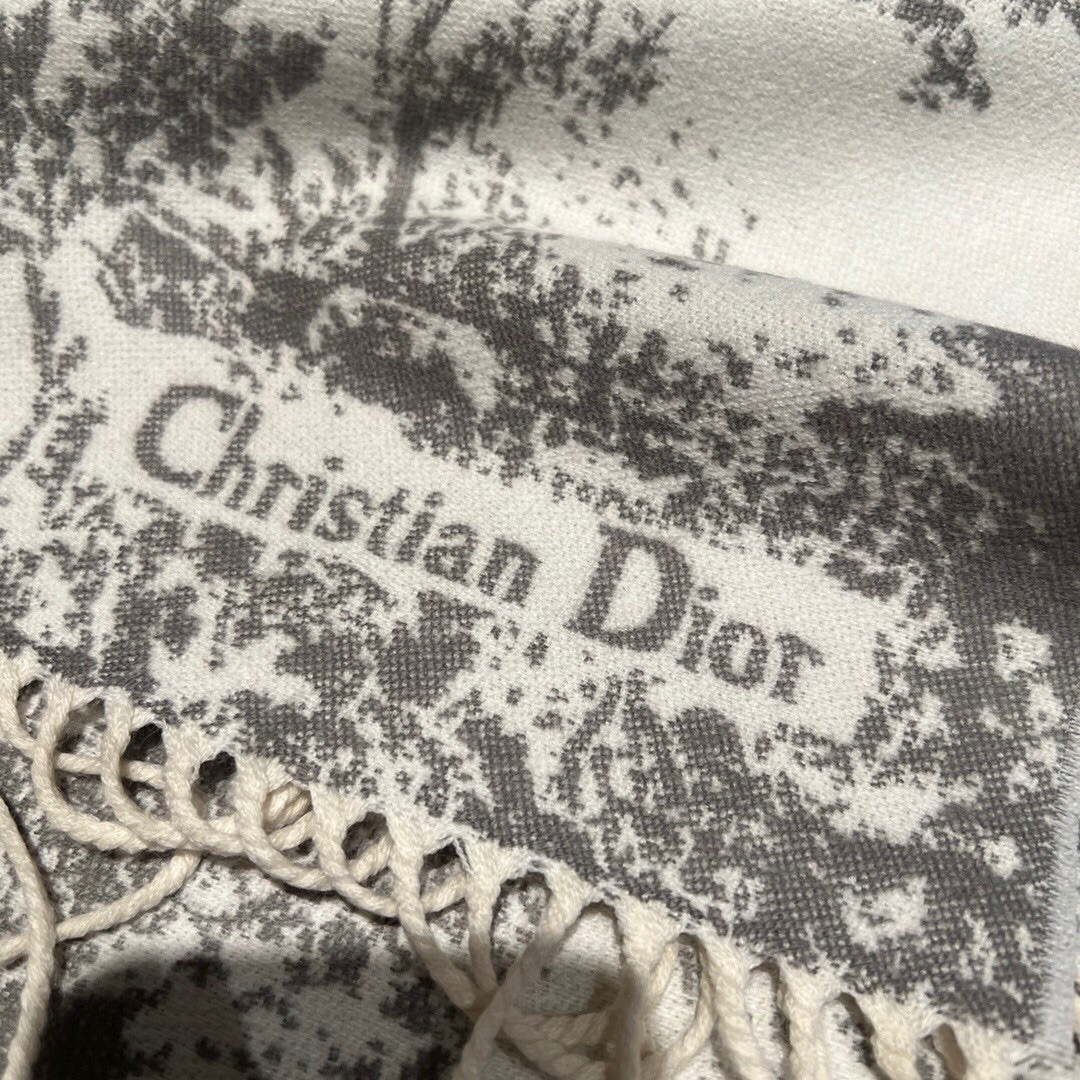这款Sauvage 茹伊印花围巾全新演绎 Dior 经典图案。采用山羊绒和羊毛混纺面料精心制作，饰以流苏