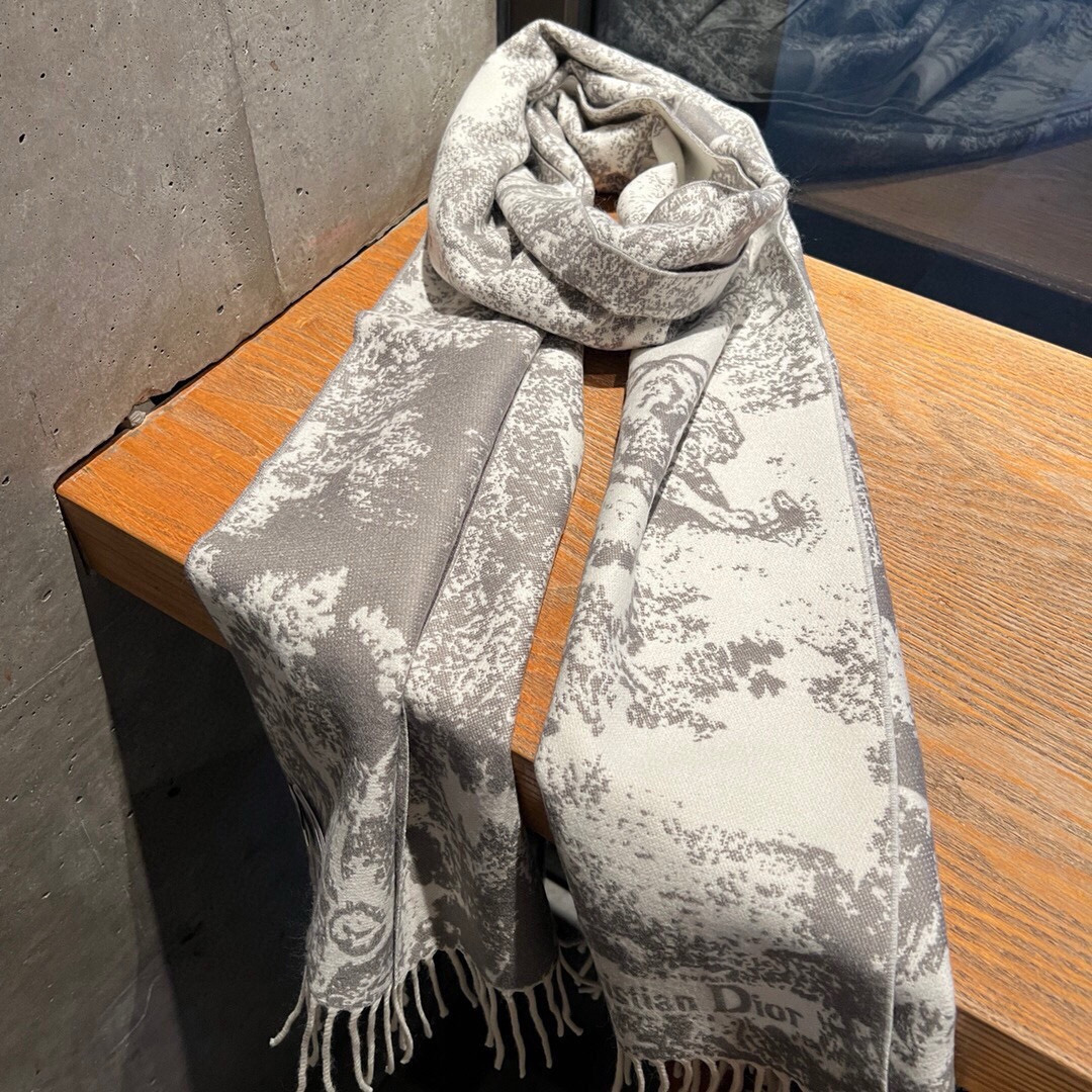 这款Sauvage 茹伊印花围巾全新演绎 Dior 经典图案。采用山羊绒和羊毛混纺面料精心制作，饰以流苏