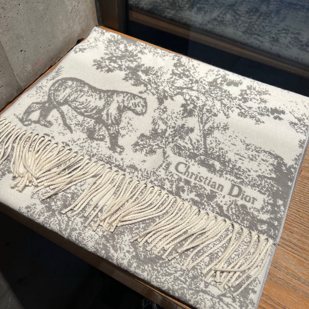 这款Sauvage 茹伊印花围巾全新演绎 Dior 经典图案。采用山羊绒和羊毛混纺面料精心制作，饰以流苏