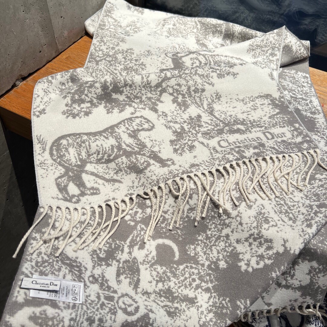 这款Sauvage 茹伊印花围巾全新演绎 Dior 经典图案。采用山羊绒和羊毛混纺面料精心制作，饰以流苏