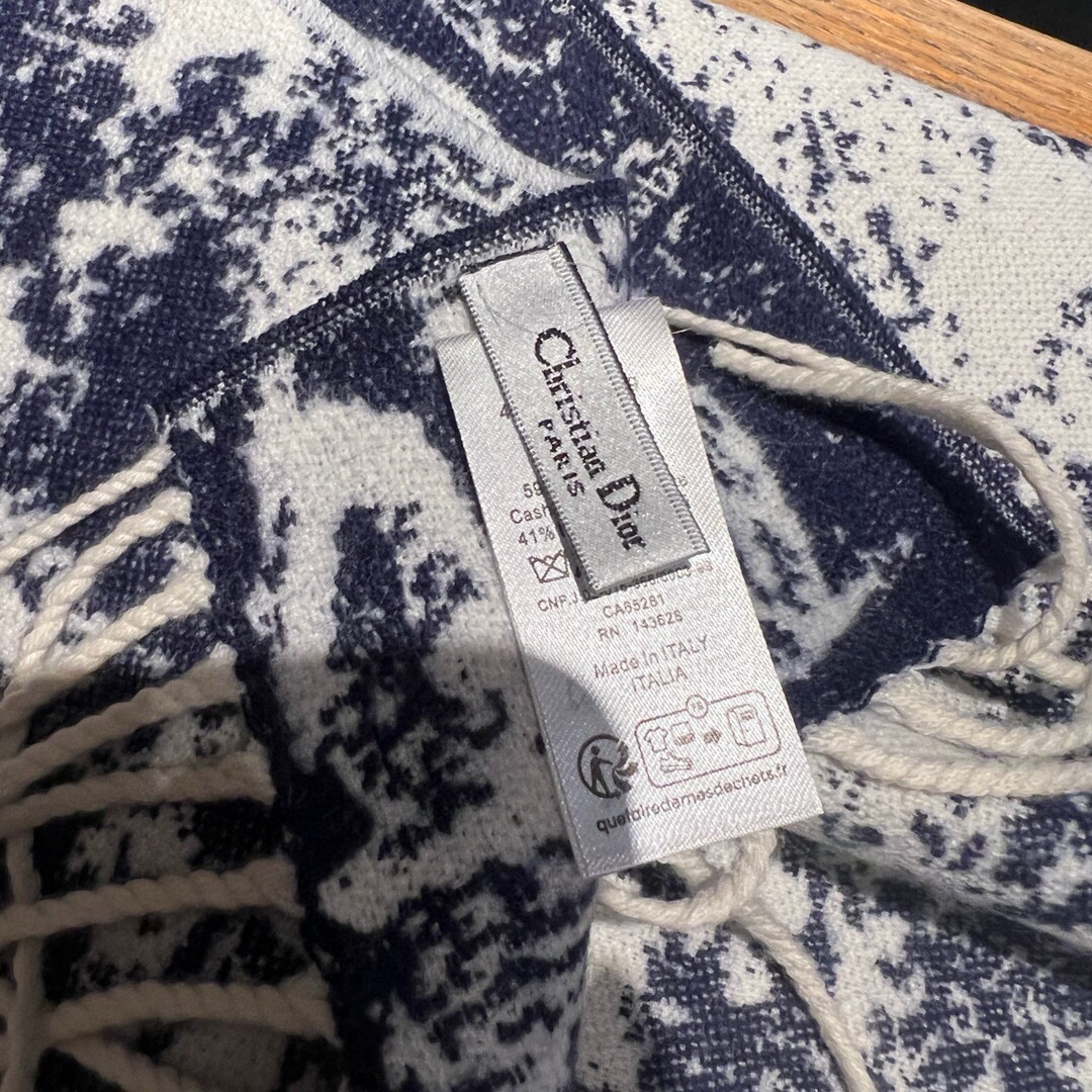 这款Sauvage 茹伊印花围巾全新演绎 Dior 经典图案。采用山羊绒和羊毛混纺面料精心制作，饰以流苏