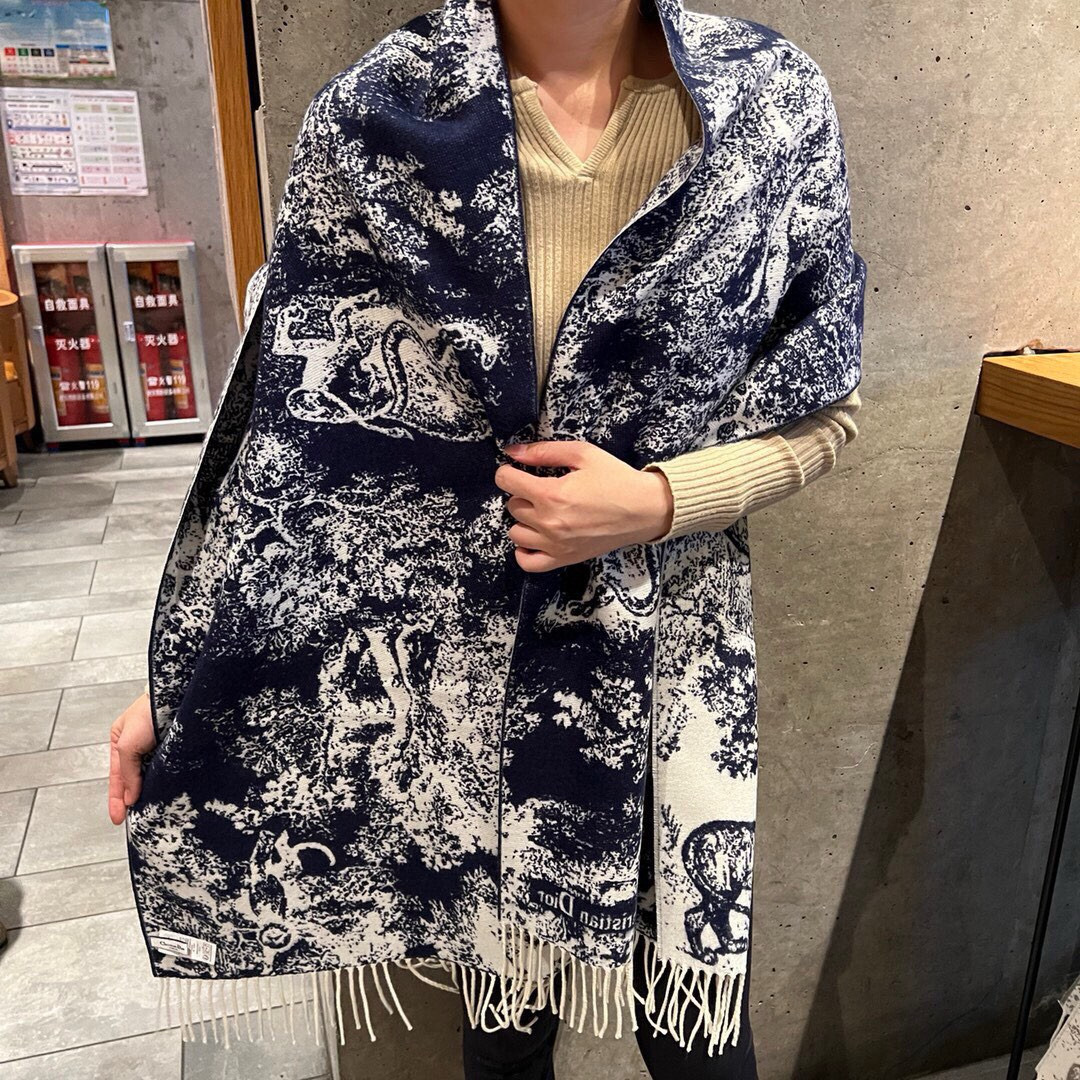 这款Sauvage 茹伊印花围巾全新演绎 Dior 经典图案。采用山羊绒和羊毛混纺面料精心制作，饰以流苏