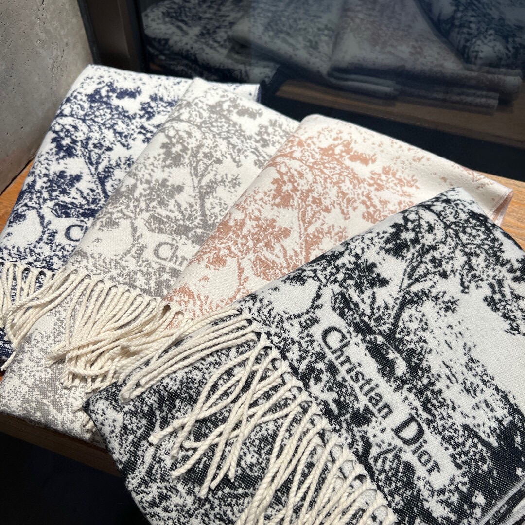 这款Sauvage 茹伊印花围巾全新演绎 Dior 经典图案。采用山羊绒和羊毛混纺面料精心制作，饰以流苏